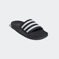 ADIDAS Adilette Boost Badslippers 11 ADIDAS Adilette Boost Badslippers -Quechua Schoenen Verkoopwinkel adilette boost badslippers 4
